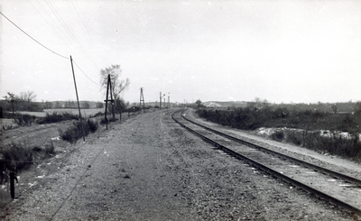158963 Gezicht op de spoorbaan oostelijk van Gennep, uit het westen. Het linker spoor is kort na de oorlog opgebroken.
